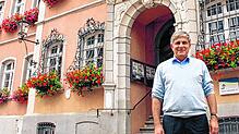 Martin Albers vor dem Rathaus in Waldshut (Archivfoto). Sein Weg führte ihn 1990 über Stuttgart, das Landratsamt Waldshut auf den ...