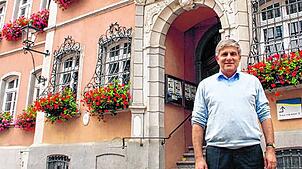 Martin Albers vor dem Rathaus in Waldshut (Archivfoto). Sein Weg führte ihn 1990 über Stuttgart, das Landratsamt Waldshut auf den ...