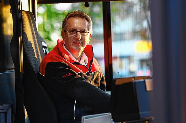 Milorad Karanovic reagiert auf ratlose Fahrgäste mit einem ruhigen Lächeln und hilft bei der Suche nach Alternativverbindungen.