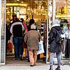 Anstehen mit Abstand: So sah es am Samstag in der Villinger Innenstadt aus, nun kritisieren die Händler die erneute Schließung.