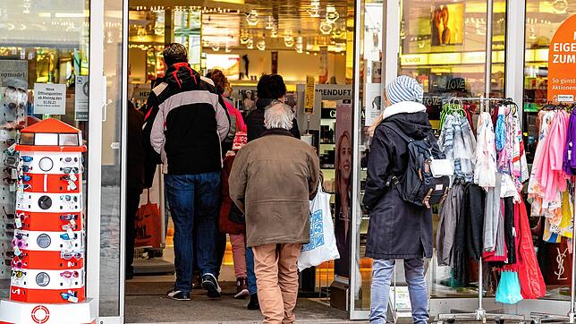 Anstehen mit Abstand: So sah es am Samstag in der Villinger Innenstadt aus, nun kritisieren die Händler die erneute Schließung.