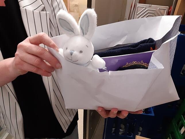 Dieser Hase wurde mit weiteren Gegenständen in einem Drogeriemarkt verloren.