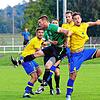 Kopfball: Patrick Müller (rechts) setzte sich mit dem SV Allensbach gegen den Bezirksligisten FC Steißlingen durch.