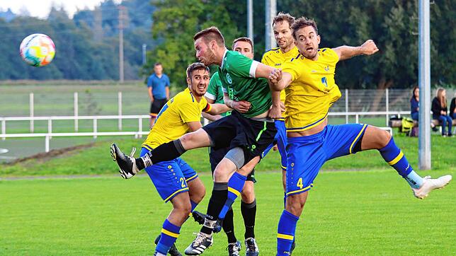 Kopfball: Patrick Müller (rechts) setzte sich mit dem SV Allensbach gegen den Bezirksligisten FC Steißlingen durch.