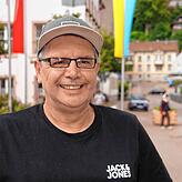 Jan Feßler vor dem Furtwanger Rathaus. Das einzige, was ihm in seinem Heimatort fehlt, ist ein Krankenhaus und ein Krankenhaus.