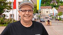 Jan Feßler vor dem Furtwanger Rathaus. Das einzige, was ihm in seinem Heimatort fehlt, ist ein Krankenhaus und ein Krankenhaus.