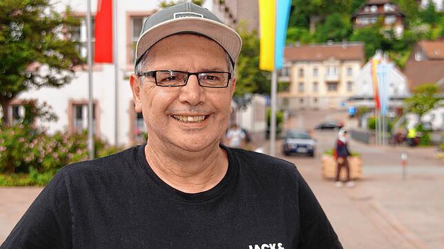 Jan Feßler vor dem Furtwanger Rathaus. Das einzige, was ihm in seinem Heimatort fehlt, ist ein Krankenhaus und ein Krankenhaus.