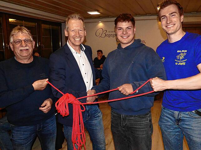 Sie ziehen an einem Strang, von links die Geehrten: Robert Michl, Vorsitzender Markus Rank, Marius Möglich und Alexander Bernhardt.