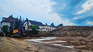 Der Bagger rollt bereits auf die Baustelle, die ersten Erdarbeiten laufen. Muss der Bauherr nach dem Gemeinderatsbeschluss nun den Bau ...