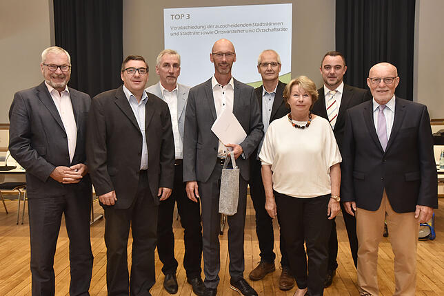 Auf der konstituierenden Sitzung des Blumberger Gemeinderats ehrte Bürgermeister Markus Keller (zweiter von rechts) verdiente ...