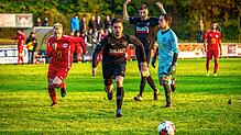 Schlusspunkt: Der eingewechselte Tim Birkenheier (Mitte) erzielte in der vierten Nachspielminute seinen zweiten Treffer zum 5:3-Endstand ...
