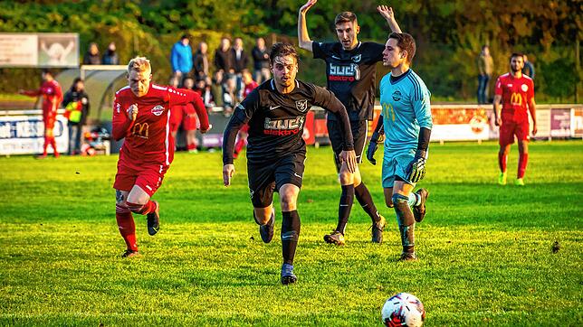 Schlusspunkt: Der eingewechselte Tim Birkenheier (Mitte) erzielte in der vierten Nachspielminute seinen zweiten Treffer zum 5:3-Endstand ...