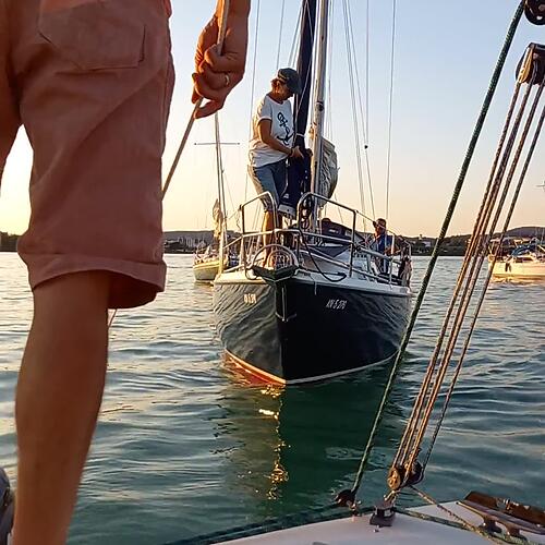Die Boote werden aneinander gebunden