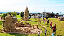Der Strohskulpturenwettbewerb in Frohnschwand lockt zahlreiche Besucher auch aus der weiteren Region an.
