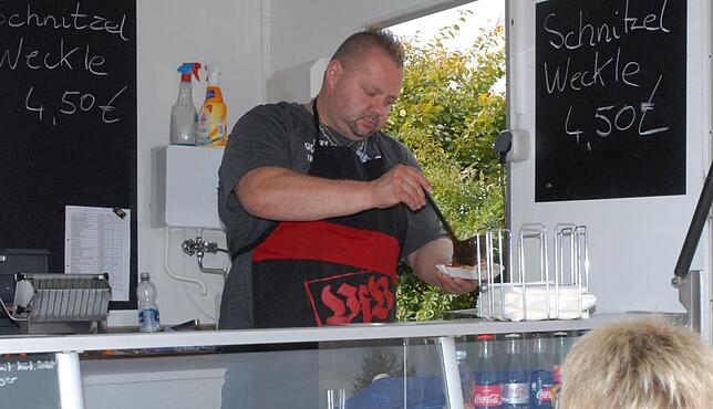 Ein Bild aus besseren Zeiten: Oliver Langpohl serviert Currywurst in seinem Imbisswagen.