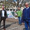 Hoffen auf einen Wiederaufbau der zerstörten Scheffelhalle (von links): Regiocenter-Leiter Karl Mohr sowie die beiden ...