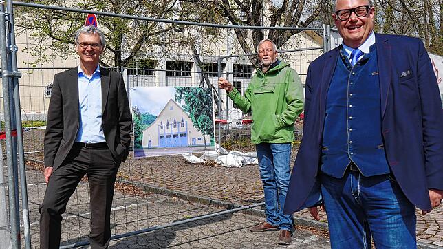 Hoffen auf einen Wiederaufbau der zerstörten Scheffelhalle (von links): Regiocenter-Leiter Karl Mohr sowie die beiden ...