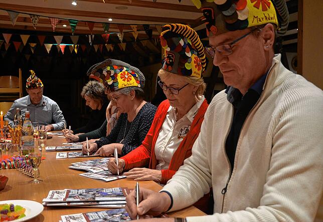 Reiner Zanker, Conny Jelitte, Nicola Benz, Martina Burkart und Hardy Frick signieren die Titelseite des Ochsenbachkuriers.