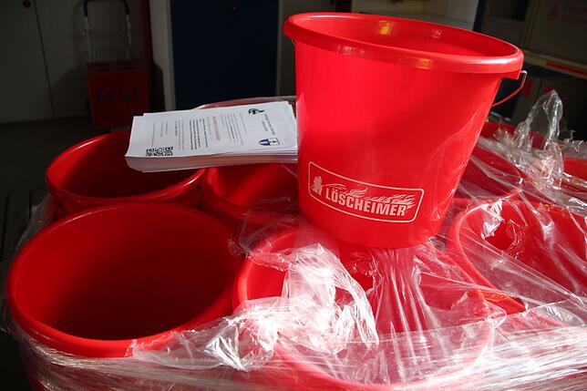 Eimeraktion soll aufrütteln: Die Feuerwehr Stühlingen verteilte im Sommer Löscheimer als Signal, dass dringend Feuerwehrleute benötigt ...