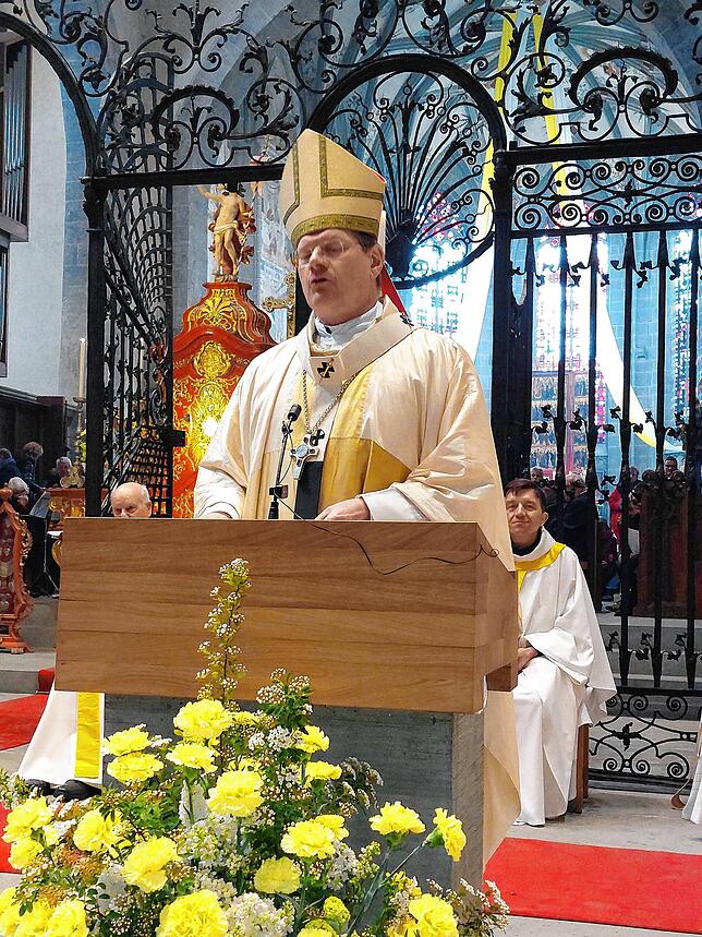Erzbischof Stephan Burger hält im Münster eine beeindruckende Predigt.