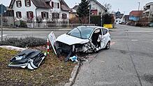 Ein Fahrzeug steht schwer beschädigt an einer Kreuzung der Meersburger Straße.