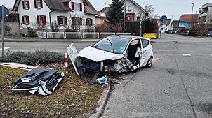 Ein Fahrzeug steht schwer beschädigt an einer Kreuzung der Meersburger Straße.
