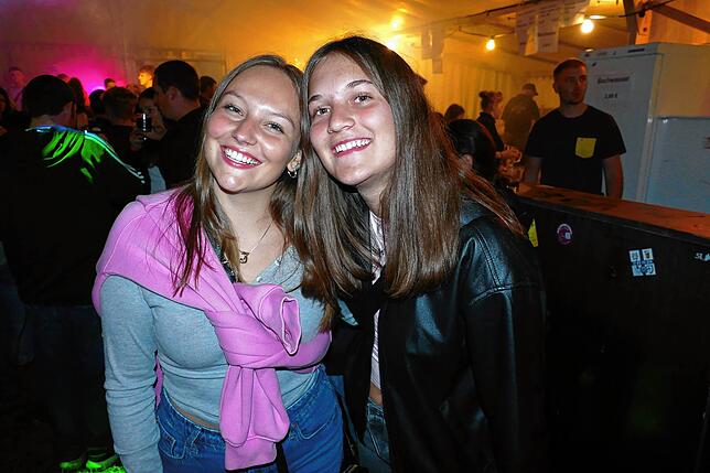 Bild 14: Hunderte Gäste strömen zum Auftakt an das 68. Waldfest in der Geschichte des Musikvereins Aufen.
