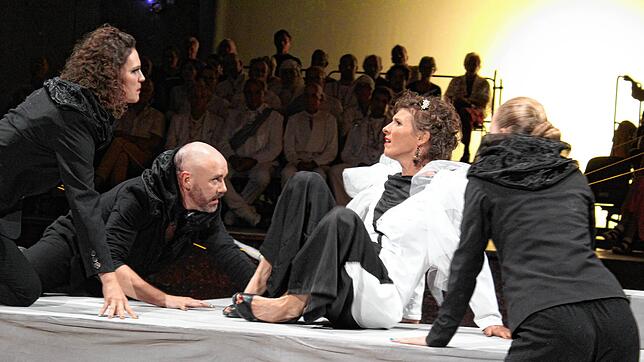 Der Hölle Rache kocht in gleich drei Herzen. Pamina (Isabell Marquardt, Zweite von rechts) begegnet der Königin der Nacht in drei ...