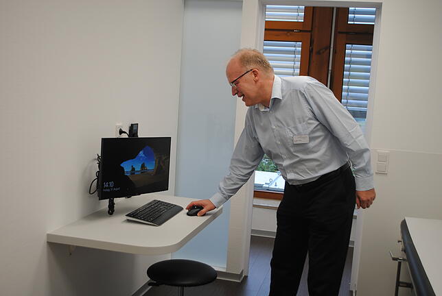 Jedes der sechs Untersuchungszimmer ist mit einem PC ausgestattet. IT-Leiter Bernd Claßen testet schon mal den Computer.