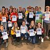 Die erfolgreichen Teilnehmer des Biber-Informatikwettbewerbs zeigen ihre Urkunden. Mit auf dem Bild sind die Lehrkräfte Rebekka Isak, ...