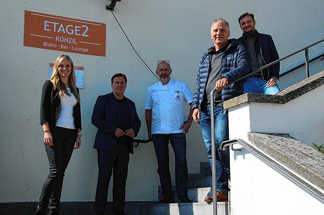 Vertreter der Stadt Konstanz, das Management von Gauls Catering und Manfred Hölzl (Mitte).