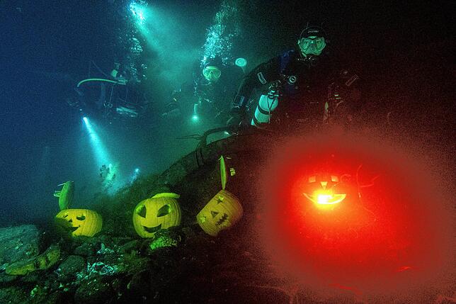 Bild 2: Halloween-Grusel unter Wasser: Kürbisse leuchten auf dem Grund des Rheins