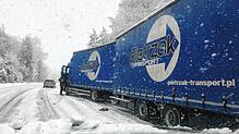 Schneechaos auf der B&nbsp;500 bei Waldshut: Die ersten Laster und Autos sind am Donnerstagmorgen aufgrund des starken Schneefalls ...