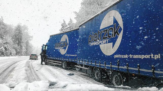 Schneechaos auf der B&nbsp;500 bei Waldshut: Die ersten Laster und Autos sind am Donnerstagmorgen aufgrund des starken Schneefalls ...