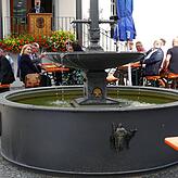 Der neue Dorfbrunnen mit Thalheims Ortspatron dem hlg. Wendelin im Vordergrund. Der Brunnen, geschaffen von Kunstschmied Peter Klink ...