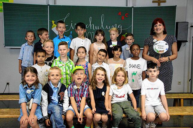 Ihre Einschulung feierten 20 Erstklässler der Klasse 1a mit ihrer Klassenlehrerin Petra Mann und ihren Familien in der Hohenlupfenschule ...