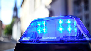 Blaulicht auf einem Polizeiauto (Symbolbild). Die Polizei musste zu einem Unfall zwischen Hänner und Oberhof ausrücken, wo zwei Autos ...
