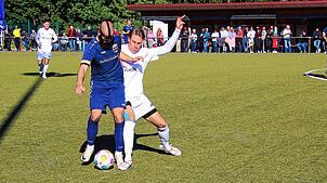 Daniel Tesch von der SG Eintracht Gütenbach-Neukirch (links) im Zweikampf mit Yannick Dold von der SG Schwarzwald-Union. Tesch und Dold ...