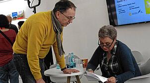Verleger Helmut Kunkel mit Keti Dumbadse, der Tochter des Autors Nodar Dumbadse, auf der Frankfurter Buchmesse. Foto: Kunkel