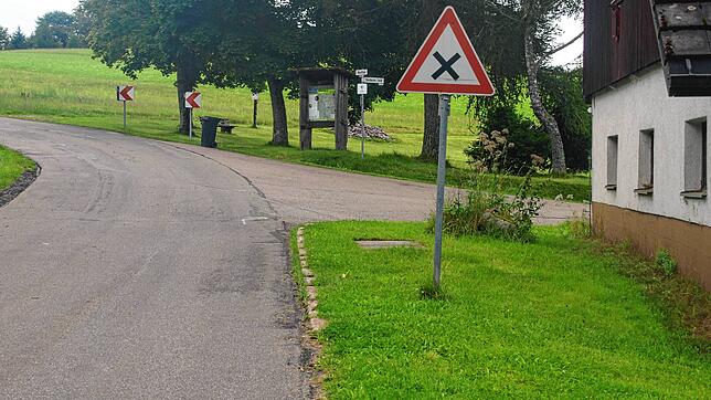 Die Einfahrt zum Vorderen Feld in Unteribach gilt als unübersichtlich. Hier wünscht sich der Gemeinderat Ibach eine Änderung der ...