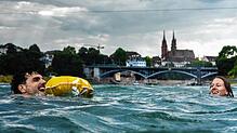 Der Journalist Joshua Kocher und die Basler Künstlerin Sophie Lardon lassen sich auf dem Rhein treiben.