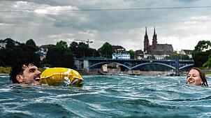 Der Journalist Joshua Kocher und die Basler Künstlerin Sophie Lardon lassen sich auf dem Rhein treiben.