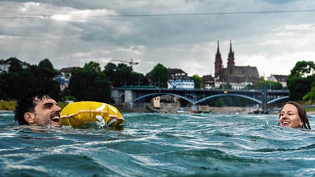 Der Journalist Joshua Kocher und die Basler Künstlerin Sophie Lardon lassen sich auf dem Rhein treiben.