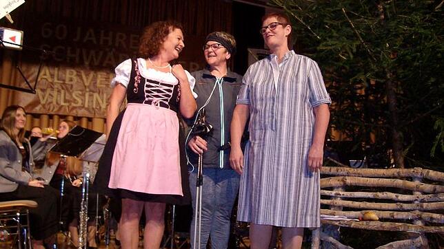 Einen tollen Sketch zeigten (von links): Anni Kramer, Elke Fritz und Uschi Langgartner.