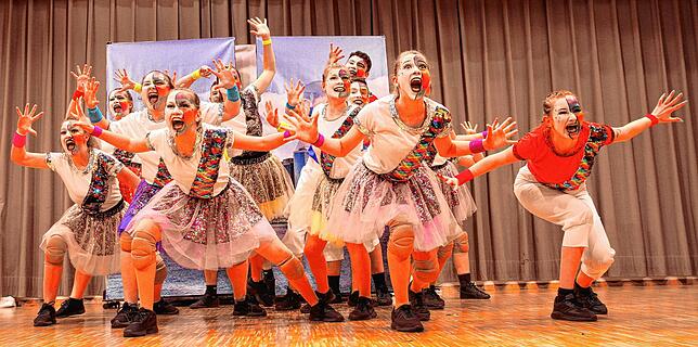Bunt wurde es mit den Tänzerinnen und Tänzern der „Dancefusion Reloaded“ aus Zimmern.