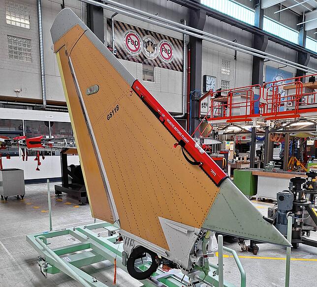 Ein Seitenleitwerk steht zur Montage bereit. Es wird in Großbritannien von British Aerospace hergestellt.