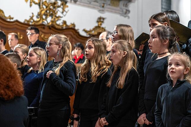 Volle Konzentration bei den „Linzgau Kids“ bei ihrer Mitwirkung im Gesamtchor.