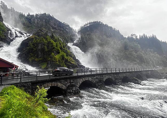 Der Zwillingswasserfall Latefossen bei Odda in Norwegen bietet ein Naturschauspiel. Dank Wasserkraft ist der Energiemix in Norwegen ...