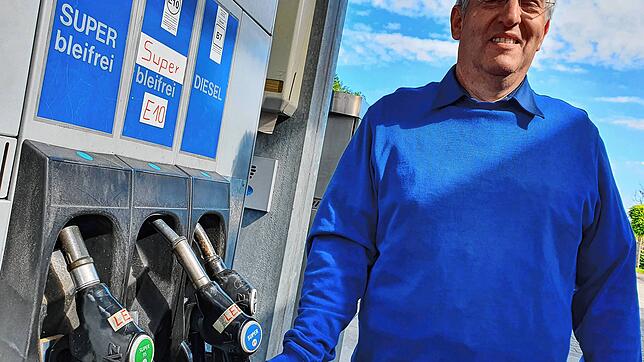 Wilfried Ermler, Inhaber einer freien Tankstelle in Heiligenberg-Rickertsreute, ließ den Tank für E 10 leer laufen. Der Plan war, vom ...