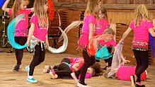 Kinder der Kindertanzgruppe des TV Schwörstadt bei ihrem ersten Auftritt, den sie in Dossenbach absolvierten. Bilder: Petra Wunderle